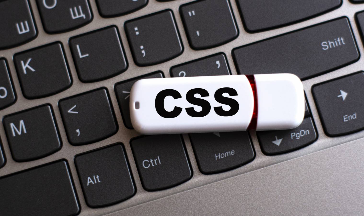 Code CSS minifié et critical CSS extrait pour optimiser le LCP d'une page web