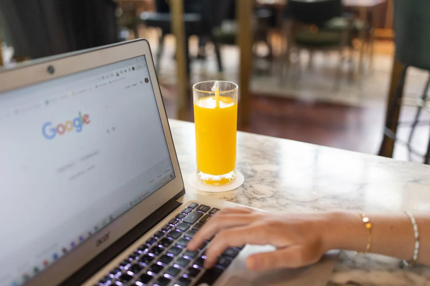 Saisie d'une recherche au clavier, au moment où les suggestions apparaissent