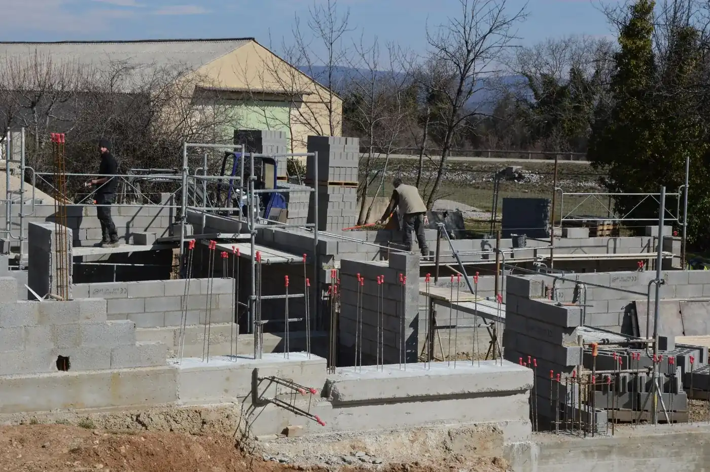 Chantier de construction, image d'un profil de liens qui se bâtit
