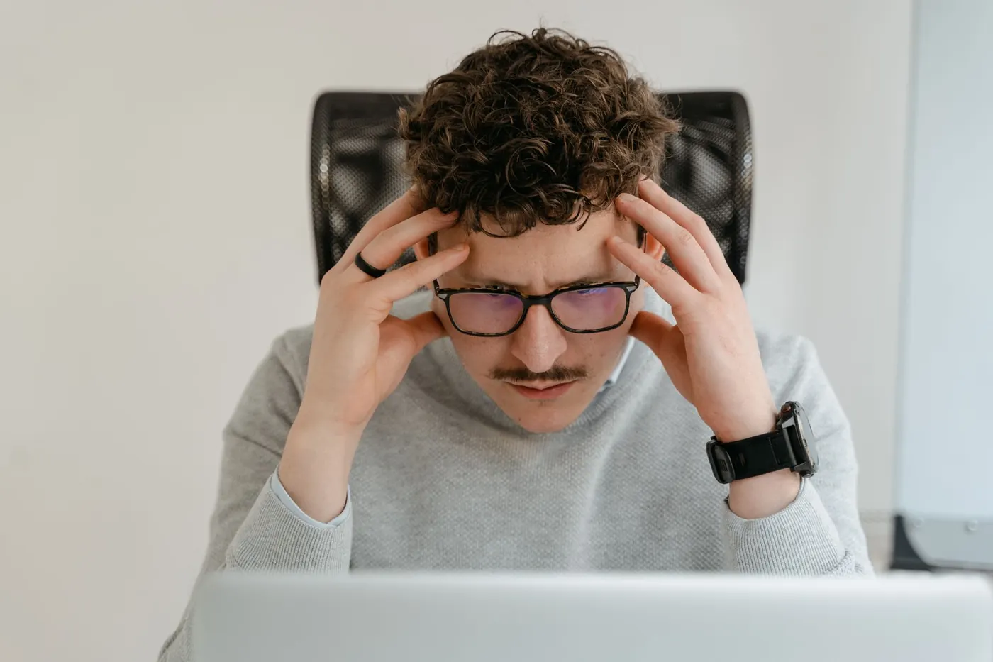 Recherche infructueuse devant un ordinateur
