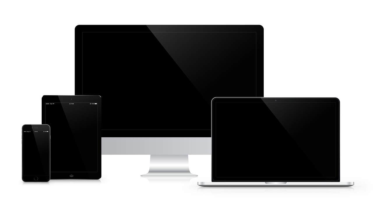 Site web responsive affiché sur desktop, tablette et smartphone avec mise en page adaptée